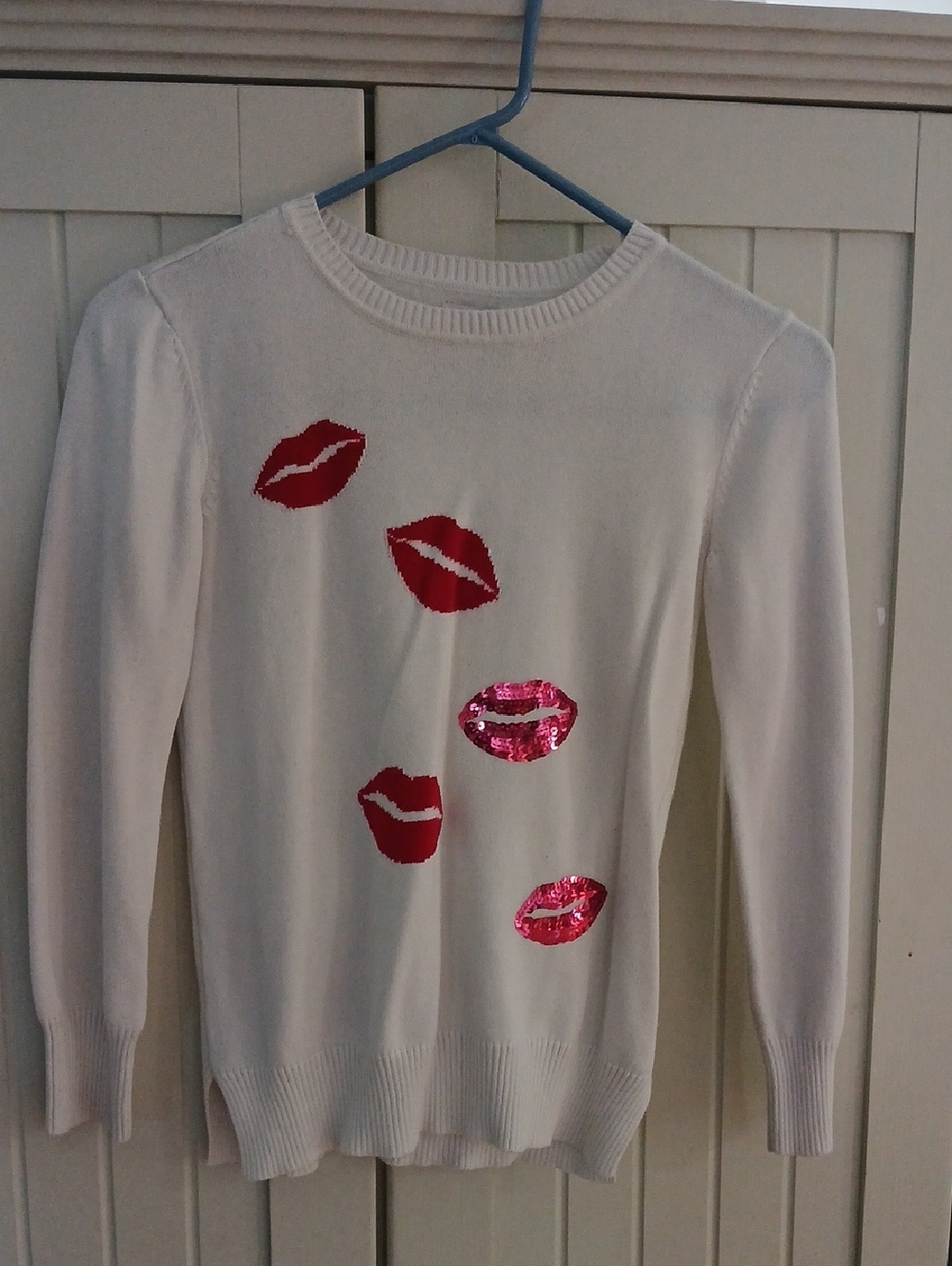 1989 Place White Crewneck Sweater with Pink and Red Lip Motifs